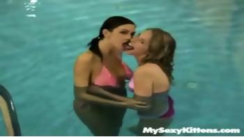 Lesbiennes Chatons avoir du plaisir au bord de la piscine